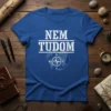 Blue t-shirt with white text "NEM TUDOM" and a compass graphic over a globe