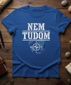 Blue t-shirt with white text "NEM TUDOM" and a compass graphic over a globe