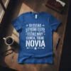 Spanish humorous quote "Si Estás Leyendo Esto, Estás Muy Cerca, Tiene Novia" on a blue t-shirt design with white typography