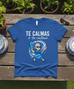 Blue t-shirt with white text "TE CALMAS o te calmo" and a cartoon illustration of a sassy abuela holding a